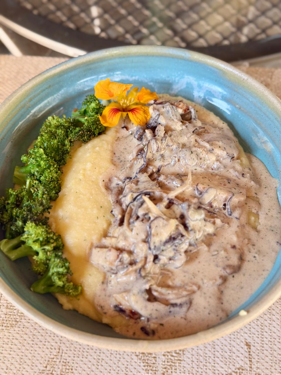 Peito de Frango Diane com Polenta Cremosa